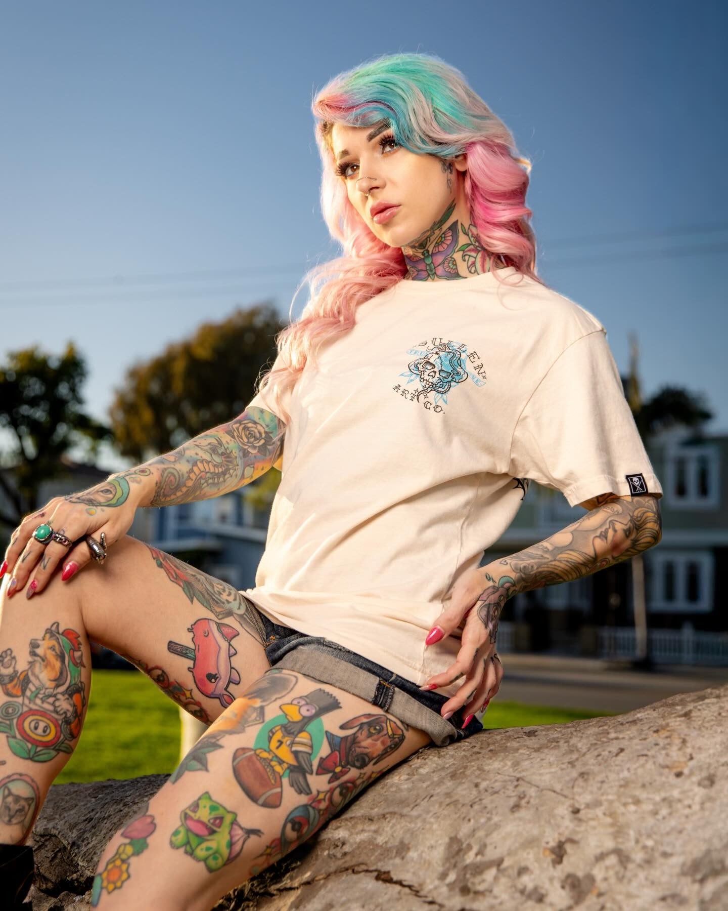 SULLEN CLOTHING LOVE HURTS PREMIUM T-SHIRT