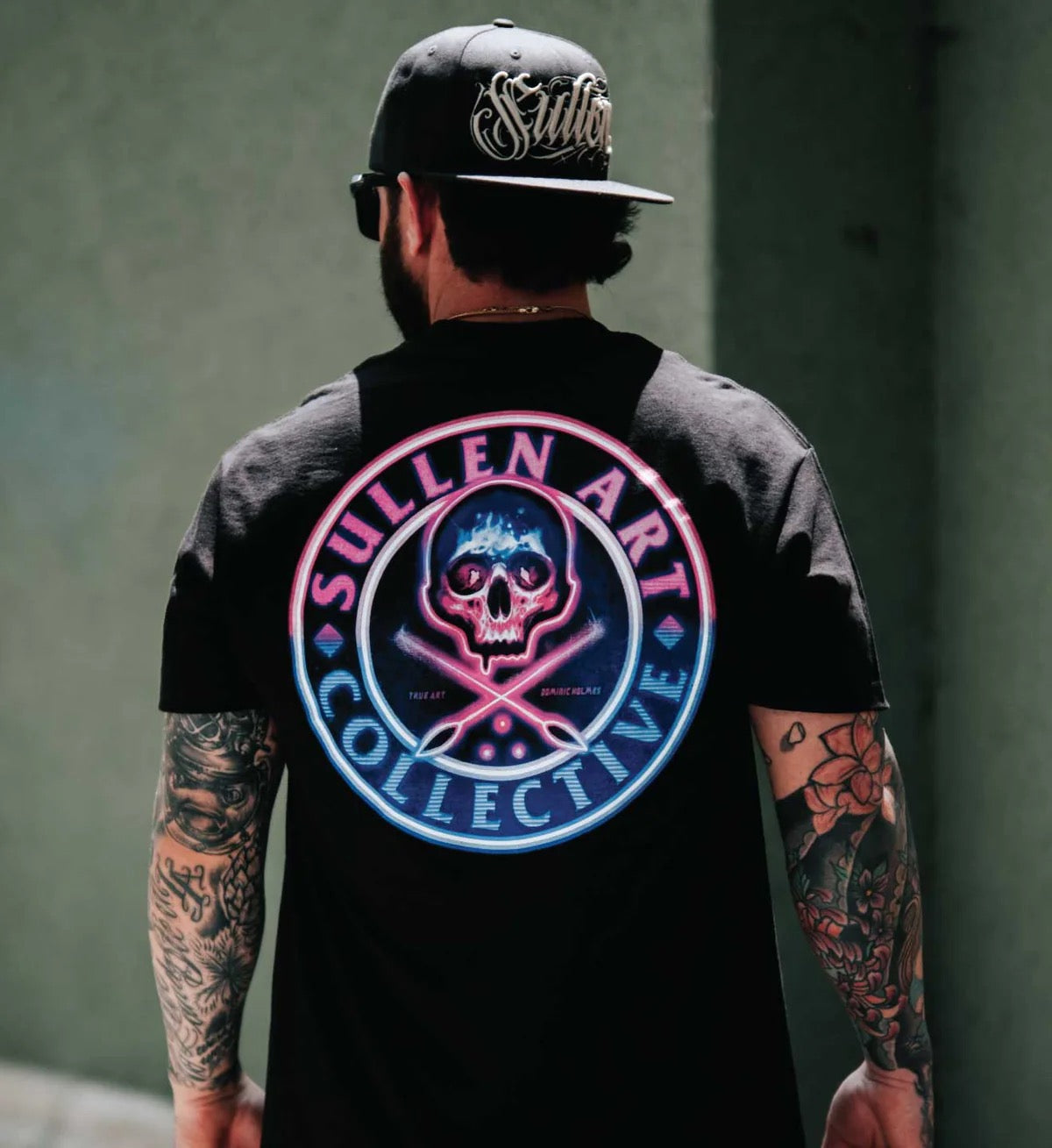 SULLEN CLOTHING NEON BADGE STANDARD T-SHIRT (M)