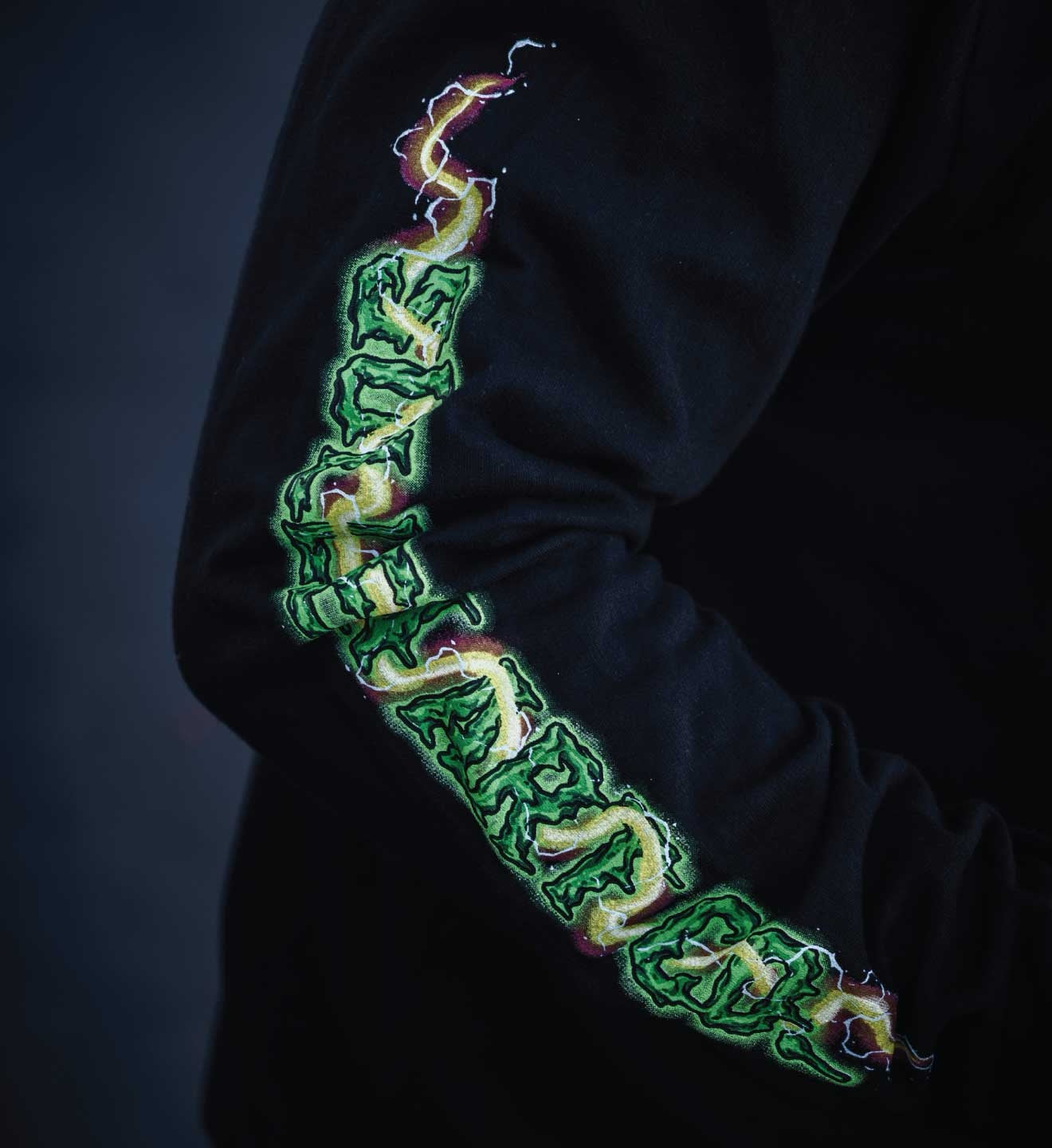 SULLEN CLOTHING GHOSTBUSTERS SLIMER BADGE LONG SLEEVE T-SHIRT