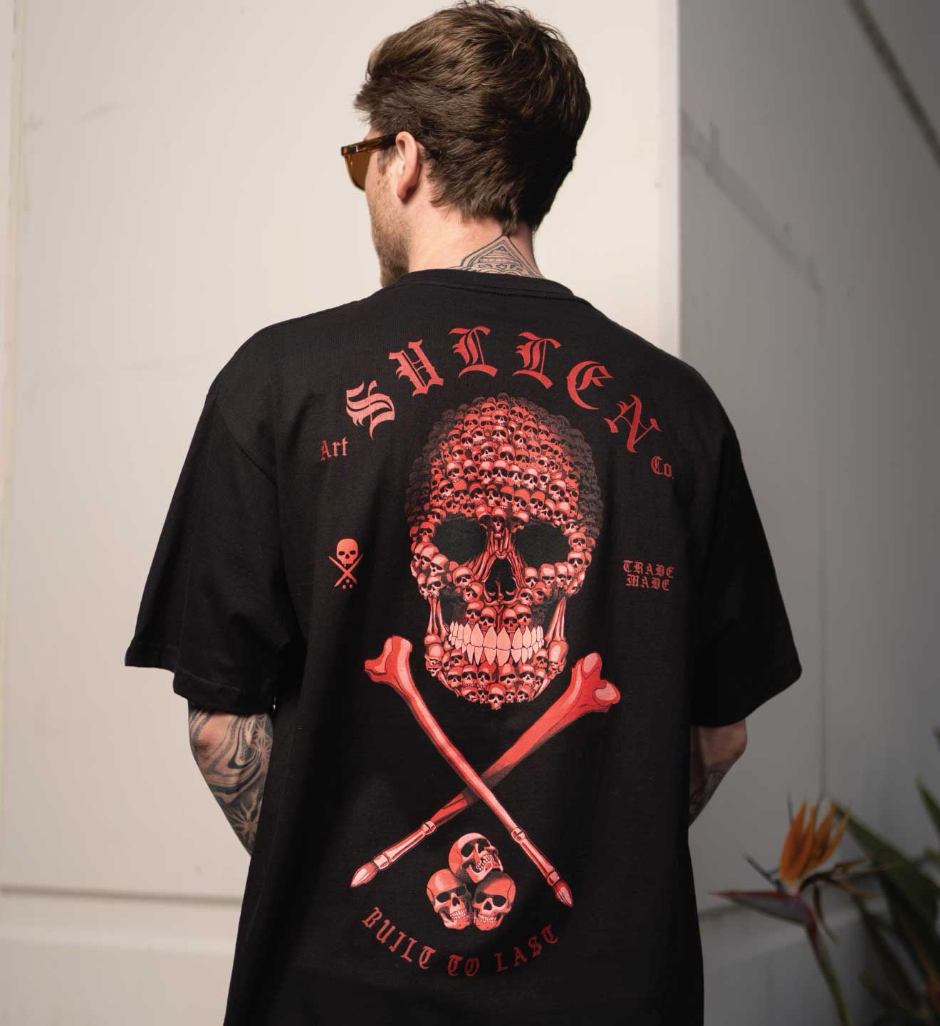 SULLEN CLOTHING SKULLS BADGE STANDARD T-SHIRT