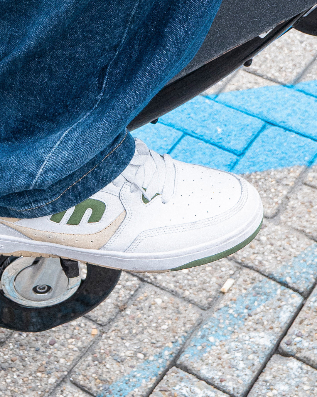 ETNIES LOOT WHITE & GREEN TRAINERS