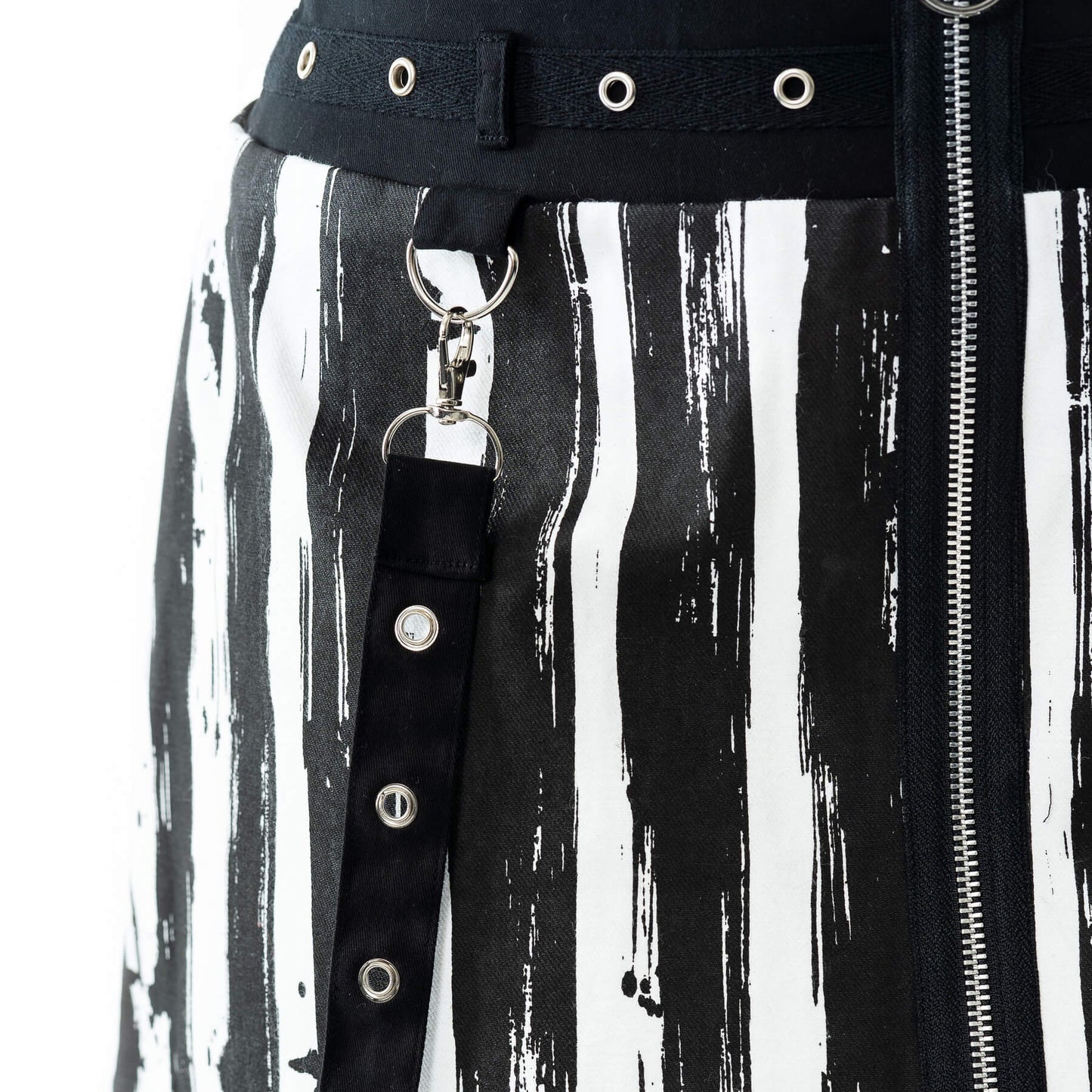 POIZEN CHEMICAL SHOWTIME SKIRT BLACK WHITE