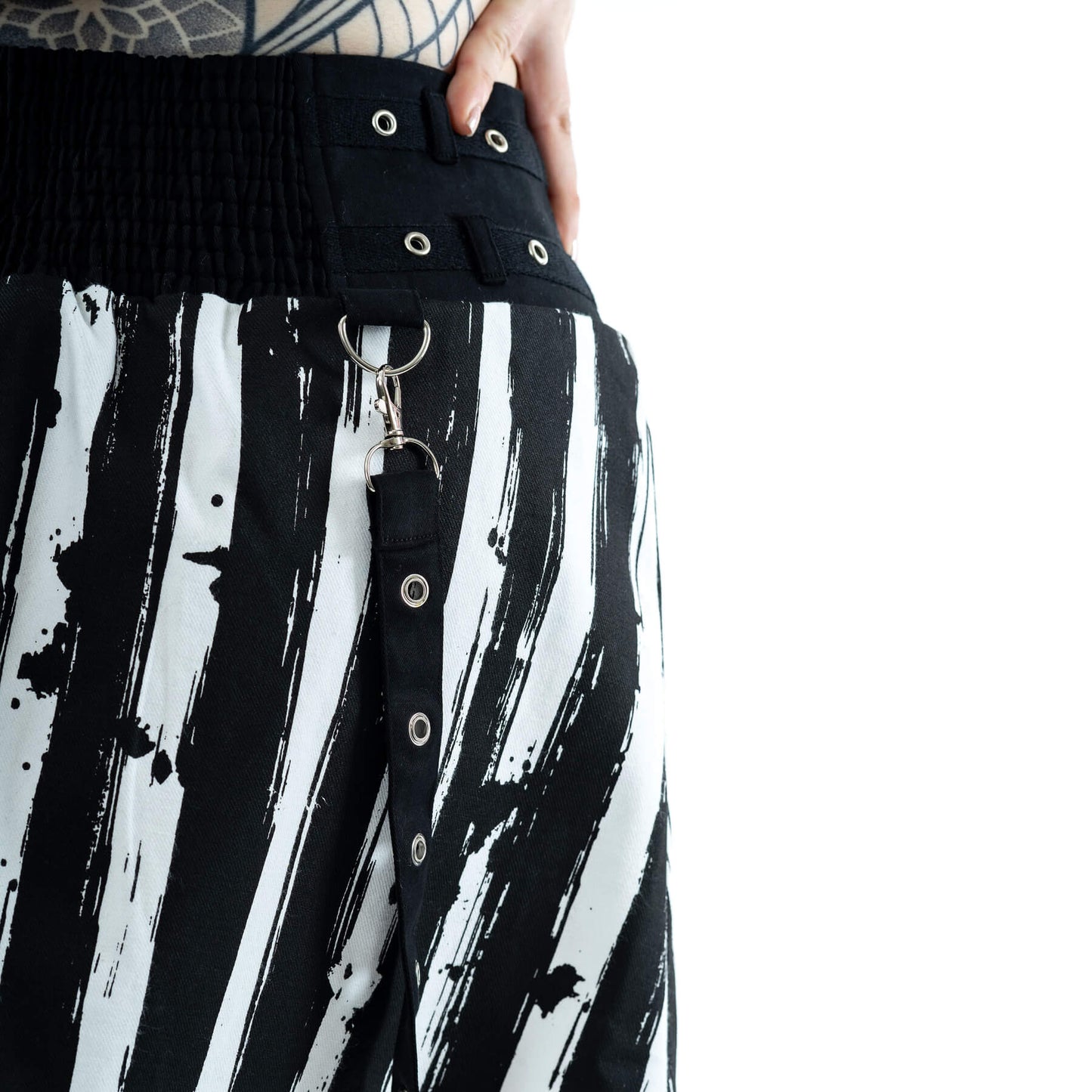 POIZEN CHEMICAL SHOWTIME SKIRT BLACK WHITE