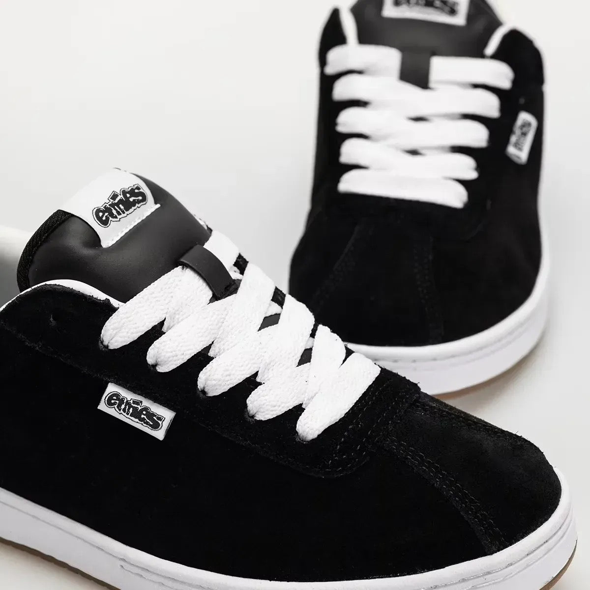 ETNIES SCAM BLACK & WHITE TRAINERS