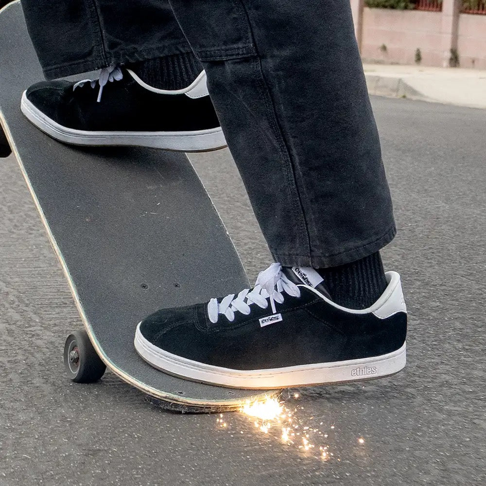 ETNIES SCAM BLACK & WHITE TRAINERS