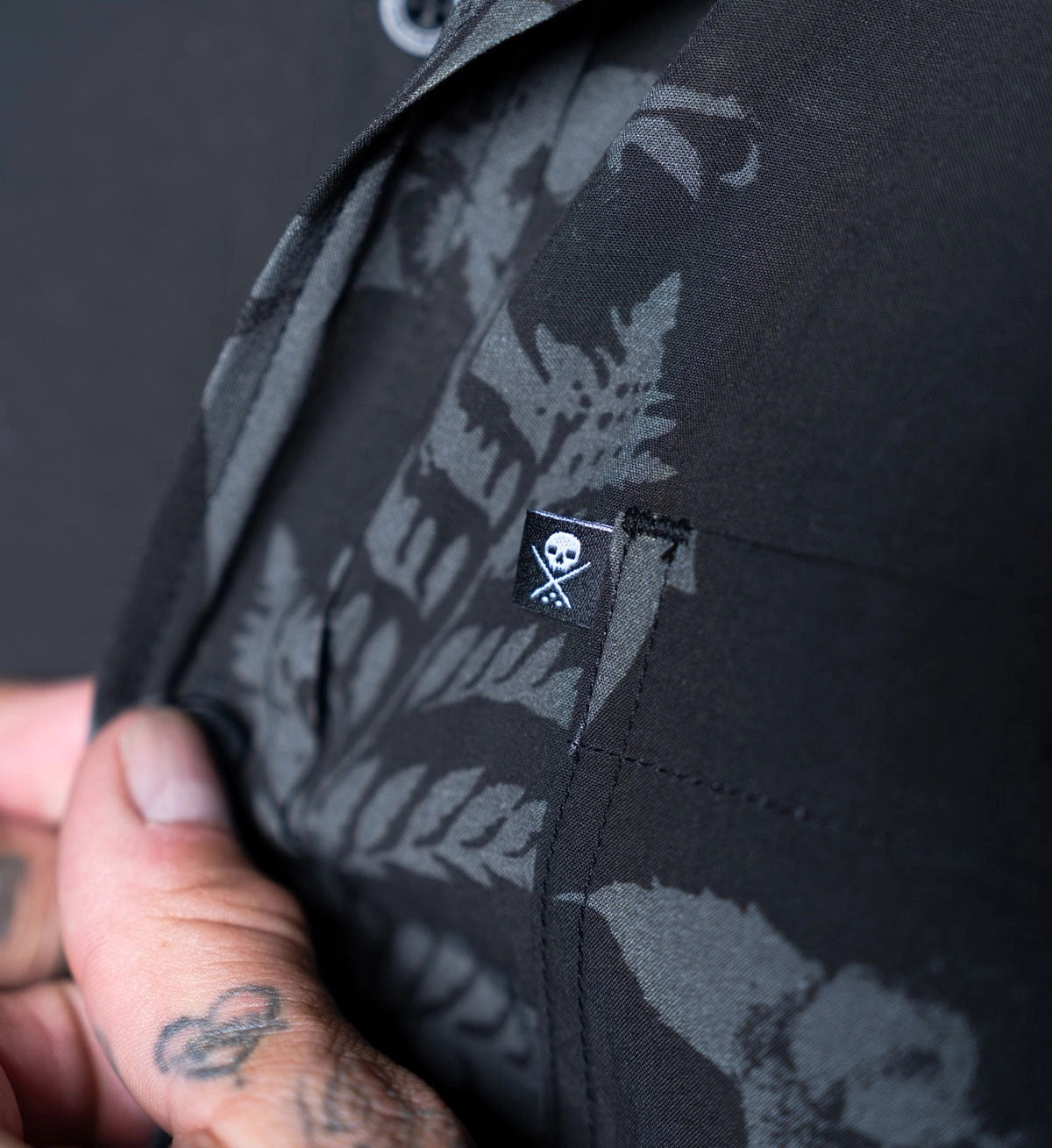 SULLEN CLOTHING MIDNIGHT BLOOM BLACK BUTTON UP WOVEN SHIRT