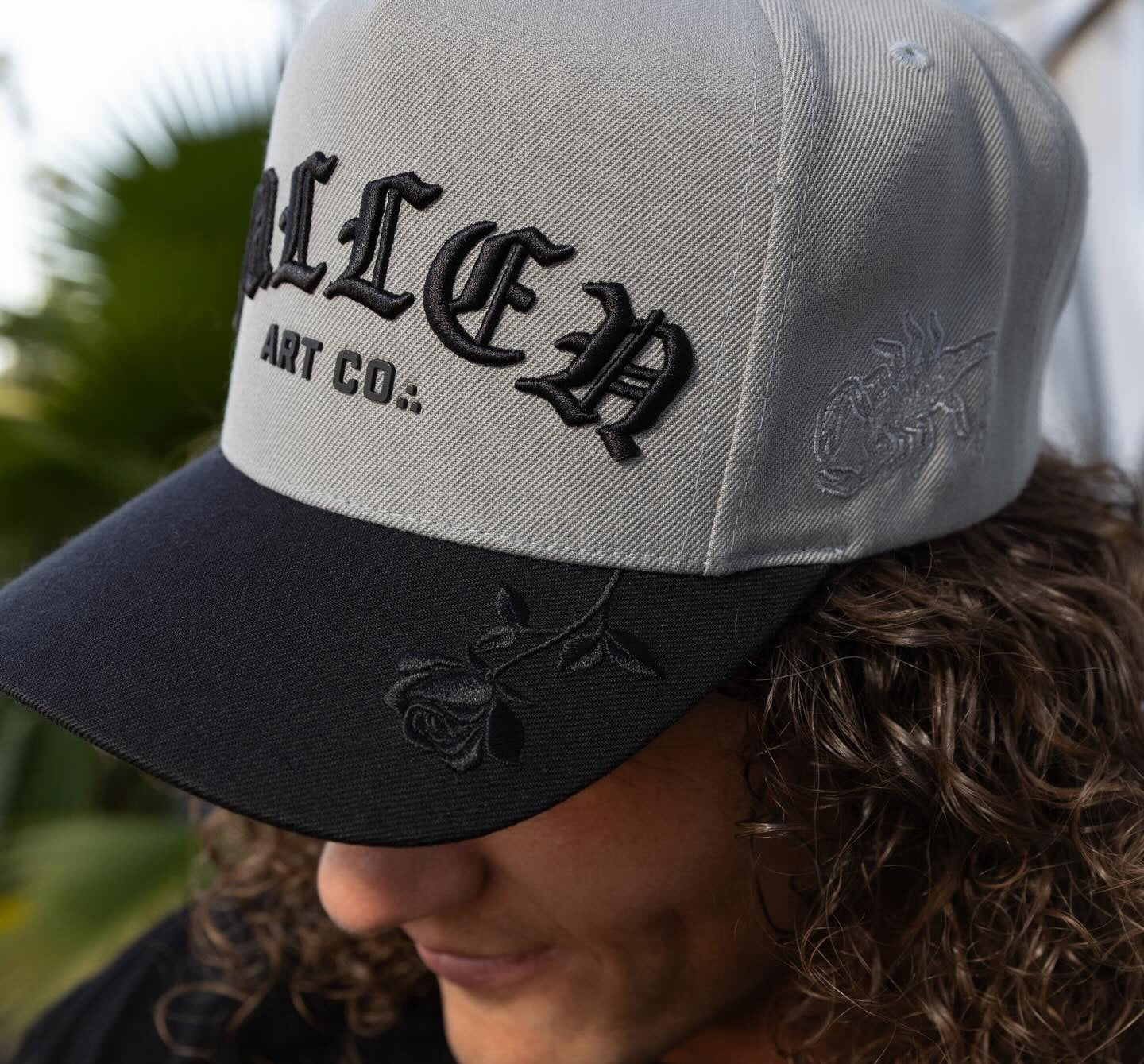 SULLEN CLOTHING ROCK SCRIPT DARK CHARCOAL SNAPBACK CAP