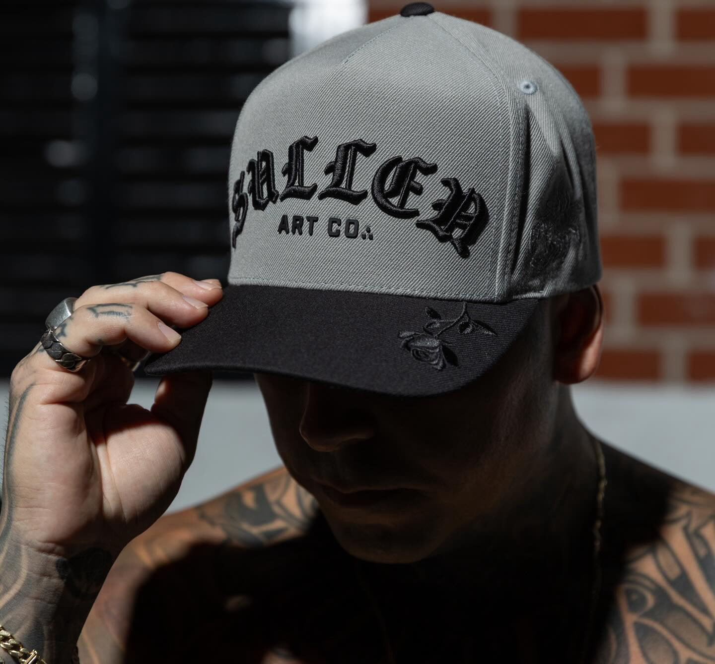 SULLEN CLOTHING ROCK SCRIPT DARK CHARCOAL SNAPBACK CAP