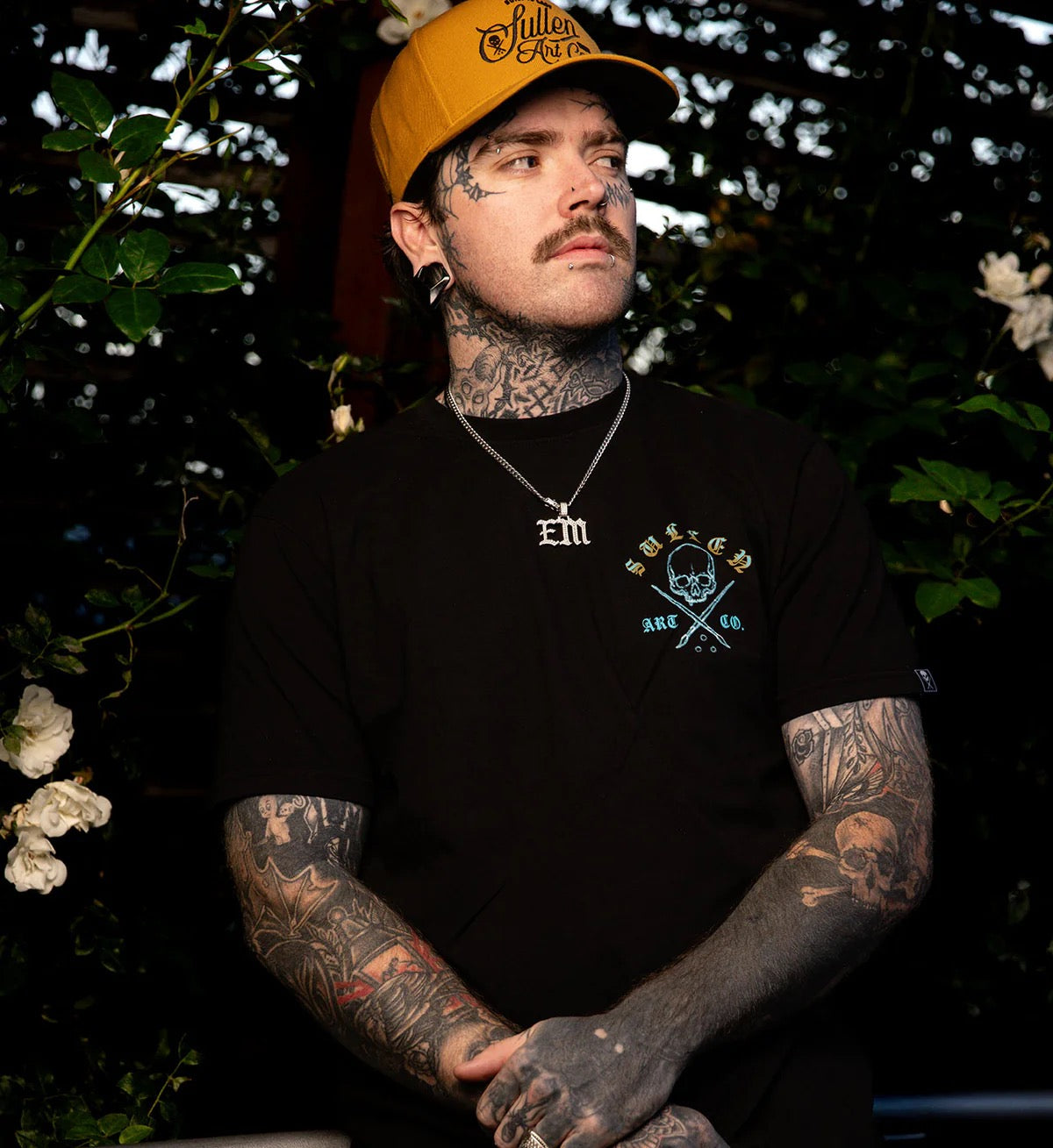 SULLEN CLOTHING SCALES BADGE PREMIUM T-SHIRT
