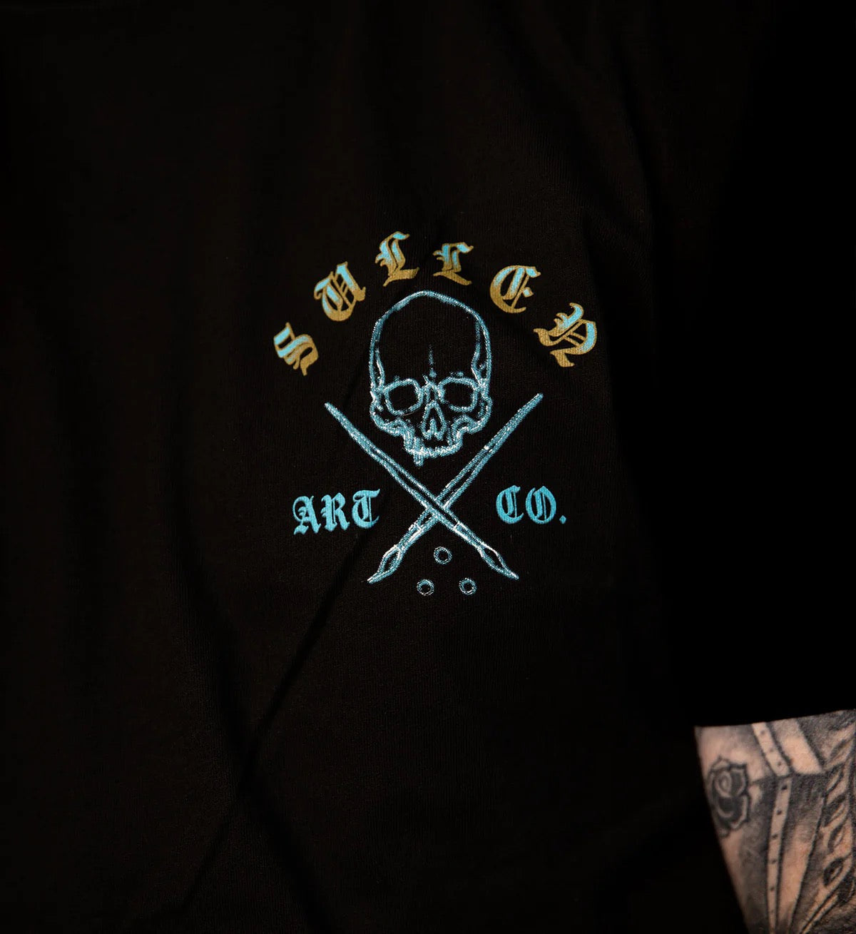 SULLEN CLOTHING SCALES BADGE PREMIUM T-SHIRT